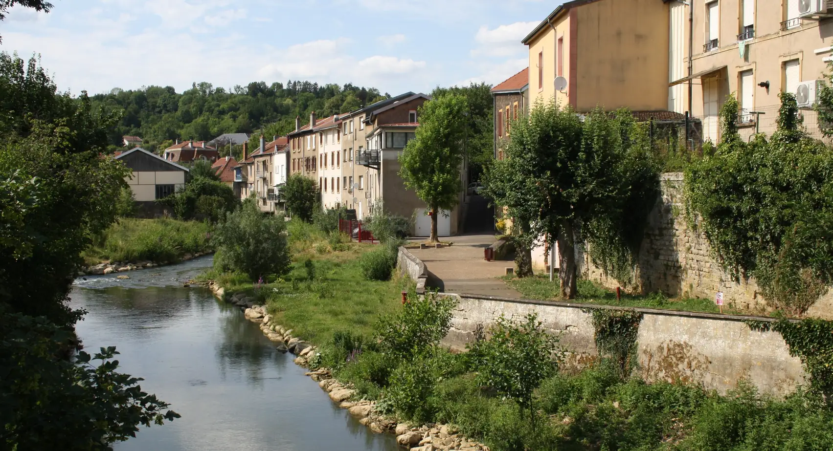 La Chiers traversant Longuyon, bordée de maisons et de jardins
