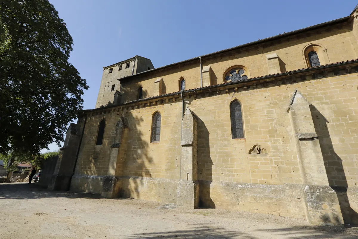 La nef et le beffroi carré de l’église Sainte-Agathe de Longuyon